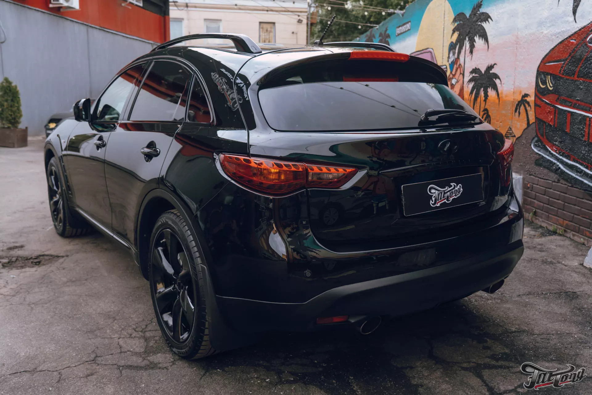 Infiniti QX70. Полировка кузова+керамика. Мойка подкапотного пространства. Химчистка салона. Окрас дисков